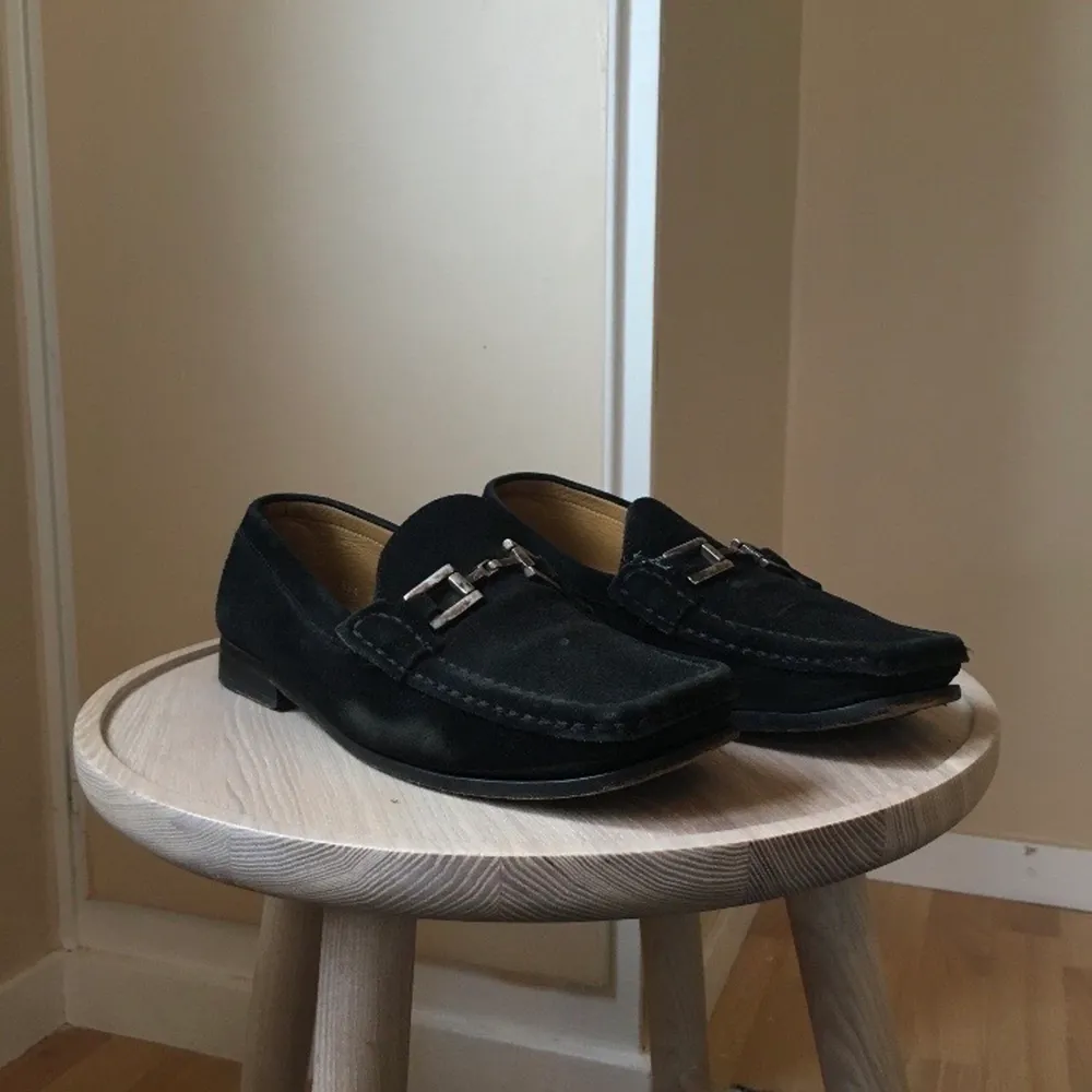 Svarta loafers av mocka med silverlänk. 🖤 I använt skick men utan skador. Silverlänken kan putsas upp. . Skor.