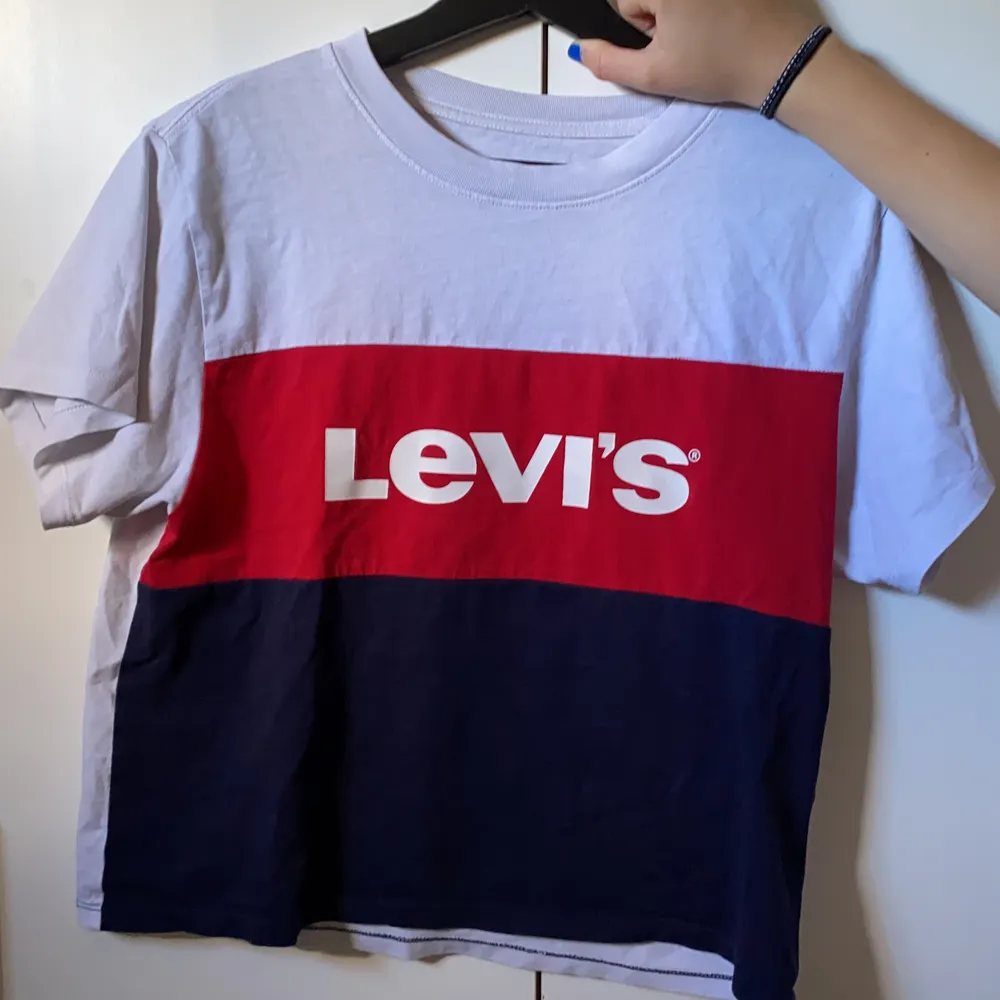 Original Levis t-shirt, lite urtvättad, strl. Xs. T-shirts.