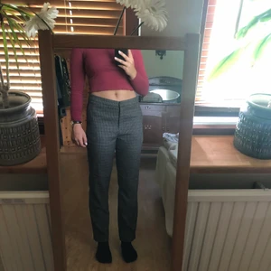 Rutiga byxor - Gråa med ett rutaktigt mönster. Går ner till fötterna på mig som är 1.56. Stängs med dragkedja och knapp. Knappen saknas, annars bra skick. Använda två gånger. Säljs pga att de är för stora. Frakt tillkommer.