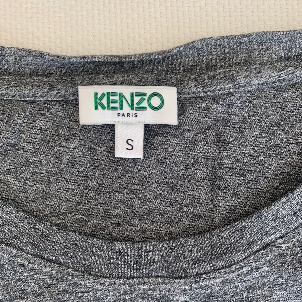 Mörkgrå T-shirt från märke Kenzo. Använd fåtal gånger, fint skick! Strl S, säljs för 150kr, frakt tillkommer!. T-shirts.