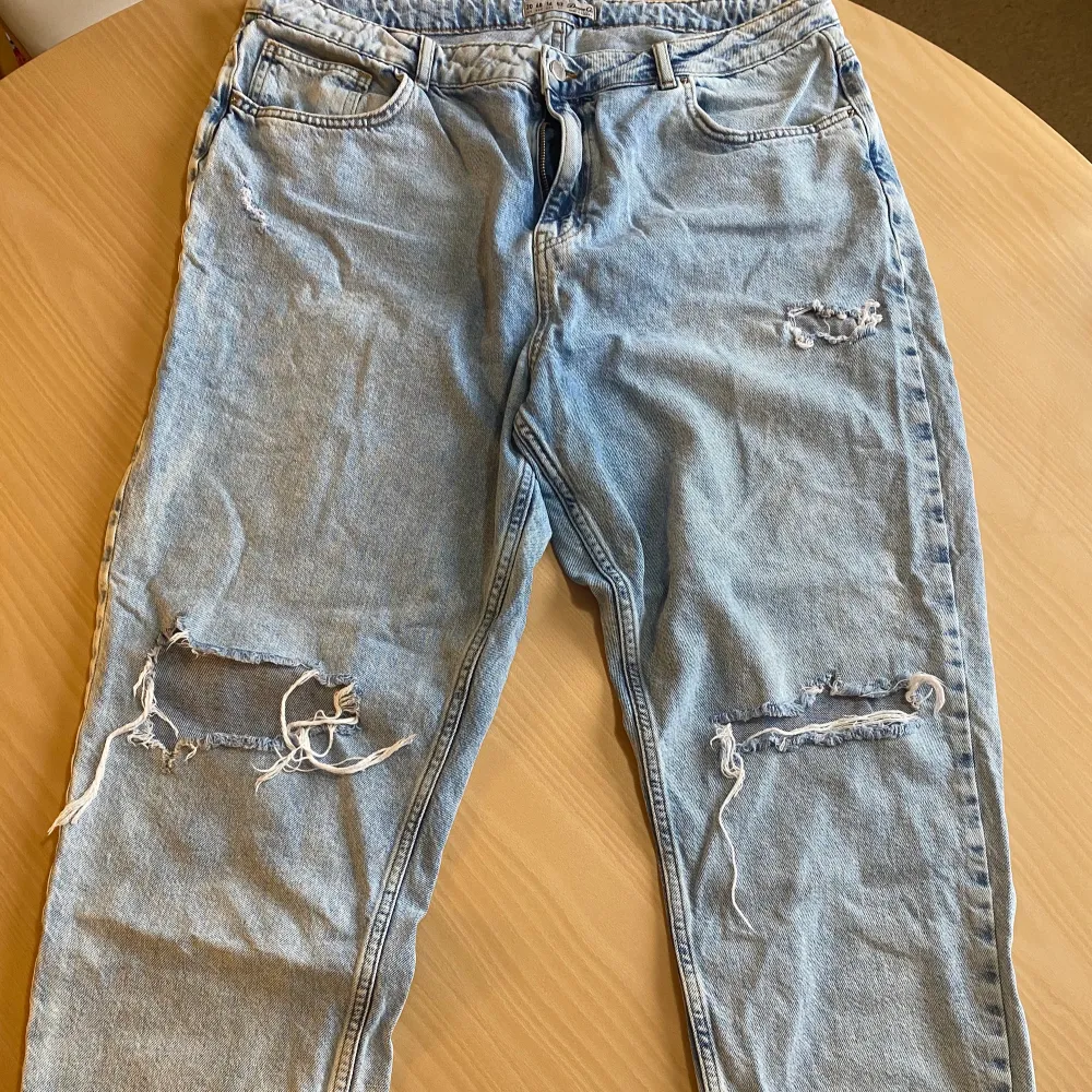 Ett par slitna jeans köpta från primark i london. Endast använda ett par fåtal gånger, så dem är i nyskick. Storlek EU 48. Fraktkostnad tillkommer. Hör av er vid frågor 🌸✨. Jeans & Byxor.