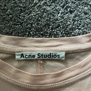 Ljusrosa acne t-shirt💗💗 - En ljusrosa t-shirt från acne studios. Den är i storlek S😊