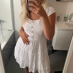 Vit klänning - Vit fin klänning ifrån Hollister. Intill aldrig använd. Storlek S😊