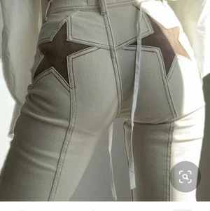 Freepeople firecracker jeans - Säljer mina freepeople jeans med stjärnor. Kan också tänka mig att byta mot likadana fast i grått. De är i nyskick. Jag är 168 med långa ben. De är stretchiga i storleken och jag skulle uppskatta att de passar mellan 32-36. Nypris är cirka 2000kr. Kan tänka mig gå ner i pris vid snabb affär!