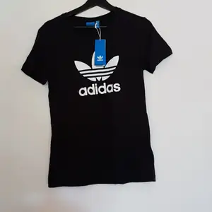 Adidas t-shirt, svart. Aldrig använd. 