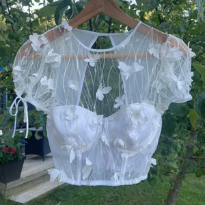 Topp med fjärilar - Supersöt topp från Victorias Secret med fjärilar på. Den är hur fin som helst men tyvärr för stor på mig. Det är strl 75C. 