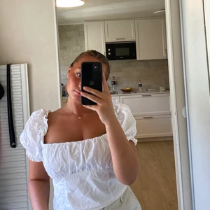 Vit blus i strl M - Jättefin vit blus, sitter inte exakt som jag hade velat på mig dock :/