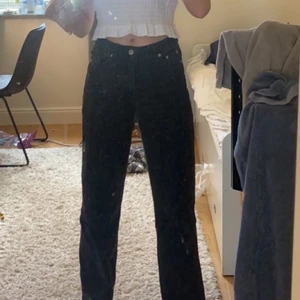 Raka jeans - Super snygga raka svarta jeans som har varit en favorit i garderoben men tyvärr blivit för små vid rumpa och midja:(( passar däremot fortfarande i längden för mig som är 170❤️ storlek 32 men skulle mer säga att det är i 34/36 eftersom de töjts ut💞 skriv gärna vid intresse💞💞