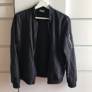 Tunn bomberjacka  - Tunn svart bomberjacka (passar inomhus/på sommaren) från Vero Moda. Storlek M