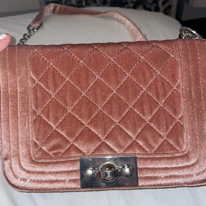 rosa silkes väska  - väskan passar till mycket och är några år gammal men inte använd. 