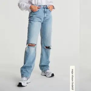Säljer jeans från Gina tricot i stl 32 från Maja Lindelöfs kollektion som är helt slutsålda. Använda några fåtal gånger. Frakten ligger på ungefär 48kr. Jag är 162,5cm. Tycker byxorna är stora i storleken.