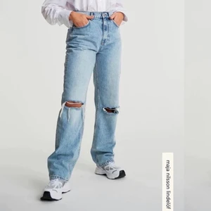 90’s jeans från Maja Lindelöfs kollektion - Säljer jeans från Gina tricot i stl 32 från Maja Lindelöfs kollektion som är helt slutsålda. Använda några fåtal gånger. Frakten ligger på ungefär 48kr. Jag är 162,5cm. Tycker byxorna är stora i storleken.