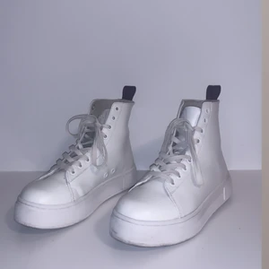 Eytys vita kängor  - Vita Eytys kängor i gott skick, endast använda 2 ggr! Köpta för ca 2000 kr