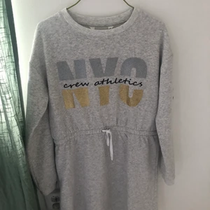 Mysig klänning - Klänning som känns som en tjocktröja. Jättemysig att ha på sig! 50kr+frakt💛