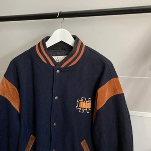 College jacka - Tjena! Säljer nu denna riktigt snygga jackan. Den är storlek XL men passar mig som har M som oversize. Funkar självklart till större storlekar också.  Vill du ha en snygg jacka nu till hösten är denna perfekt, vid frågor så är det bara att skriva PM 🤝 (Kan skickas!) 