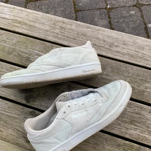 Reebok sneakers  - Säljer dessa  trendiga sneakers pga försmå för mig! Snören kommer med! Frakt 66kr spårbart