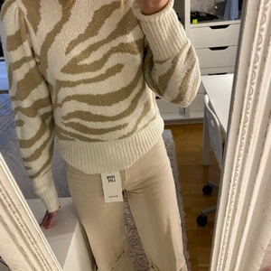 Stickad tröja från Gina Tricot - Super fin tröja från Gina Tricot i storlek XS. Säljer pga ingen användning💗 Har lite puffärmar💕 sparsamt använd och har därför inga defekter☺️ Skroiv gärna till mig privat för fler frågor eller bilder🥰Frakt ingår ej💖