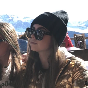 Celine solglasögon  - Celine solglasögon i modellen Audrey, köpta 2018 för ca 3000 kr! Säljs för 1500 kr, köparen står för frakt. Fodral medföljer!