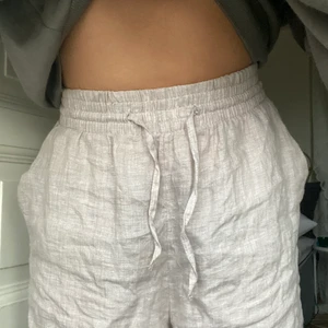 Linnebyxor - Säljer dessa linnebyxor från Gina tricot i storlek 36 då de inte kommer till användning! Inga som helst defekter då de är rätt sparsamt använda! Jag är 168 och dom lägger sig rätt snyggt på fötterna! Köparen står för frakt!📦 Har flera bilder om de önskas✨