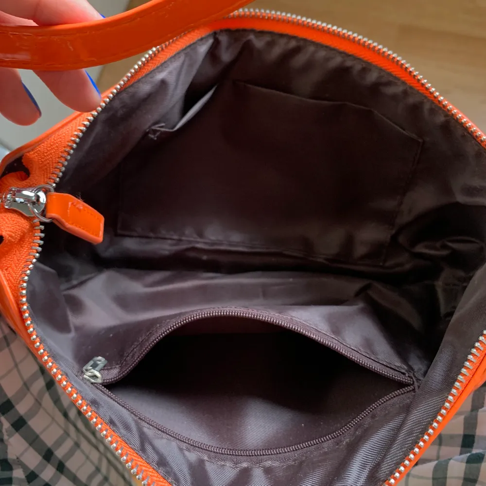 säljer min nästintill oanvända baguettebag pga kommer ej till användning! 🍊fräsch orange glansig färg, bra dragkedja och smidiga innerfack. Väskor.