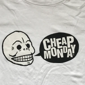 xxs - t-shirt från cheap monday i nyskick!! passar till allt!! strl xxs men passar mig som är S med ”loose fit”:)