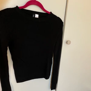 Svart tröja - Svart tröja i tjockare material💖