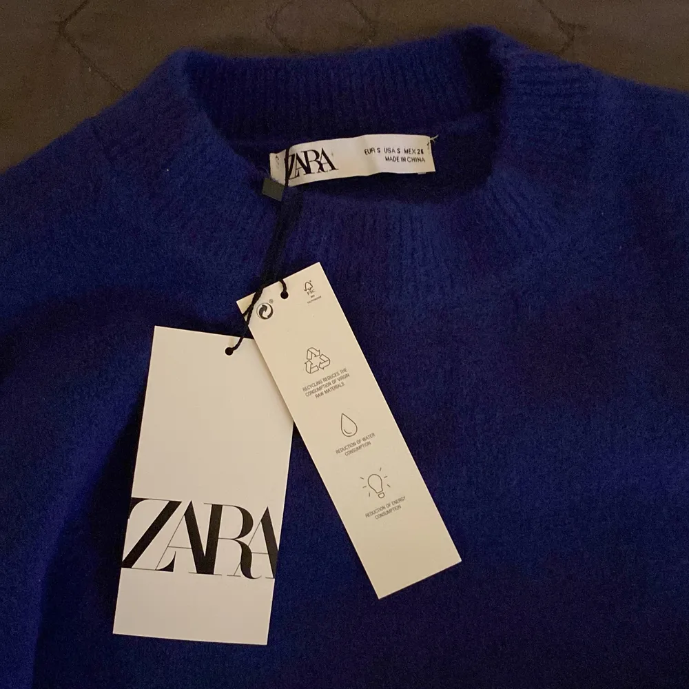 Säljer dena blåa tröja från Zara!🤩 Aldrig använd, lapp finns kvar! Köptes för 359kr. Budet börjar på 200, exklusive frakt. Startar budgivning om många är intresserade💕💕. Stickat.