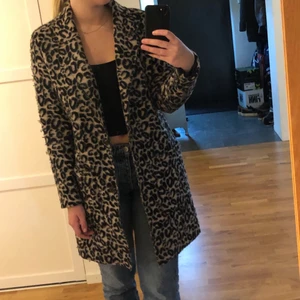 Leopardmönstrad kappa - Säljer min supersnygga leopardmönstrade kappa. Köpt för ett år sedan men är i bra skick. Finns inte att få tag i längre❤️ Köpt för 900 kr säljer för 350 kr. Om fler intresserade startas budgivning