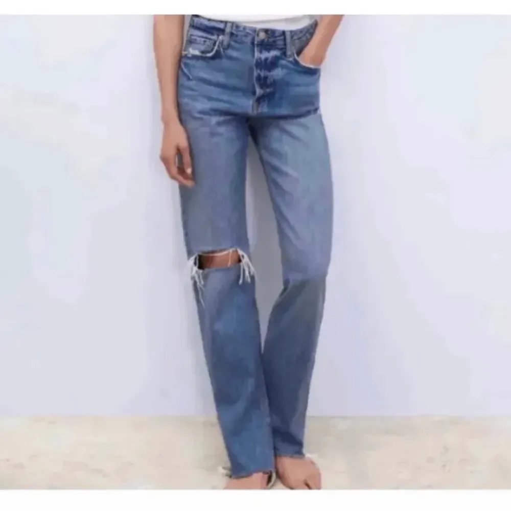Långa jeans med två hål och utan söm nertill så går att klippa av till den längd du vill ha! Bra skick, prid kan diskuteras!💙 Nypris: 500 kr, innerbensmått: 84 cm. Jeans & Byxor.