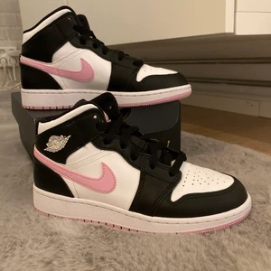 Air Jordan 1 mid white light arctic pink - Säljer ett par Air Jordan skor i storleken 36,5 eftersom de var försmå för mig. Dessa är knappt använda, köpta från restocks för 2130kr, och nu säljer jag skorna för 1700kr. Frakt betalas av köparen.