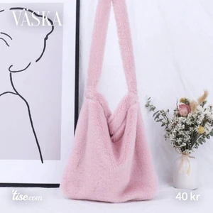 Väska - Ljusrosa väska i ett mysigt material 💕 som ny! Buda från 40kr.