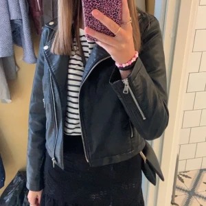 Skinnjacka  - Svart Skinnjacka. Jackan har inga skador. Och köptes för 450kr, säljer på grund av att den börjar bli för liten. Kan skicka mer bilder om man är intreserrad. 