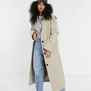 Beige trenchcoat/kappa  - Oversized boyfriend-modelll. Jag är 160cm råka beställa tall. Aldrig använd. Tappt bort kvittot för att göra retur. 