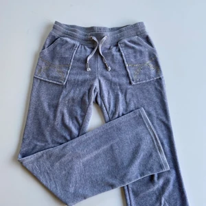 Gråa velourbyxor - Gråa velour mjukisbyxor med strass/rhinestones på fickorna🤍  Står inte märke på lappen men modellen och bakfickorna är EXAKT likadana som Juicy Couture’s gamla modeller! Står stl XL men dom sitter som XS/S! Älskar dom men dom är lite för tighta på mig:( BUDA!!