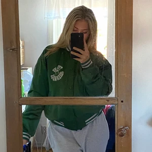 Collegejacka  - Storlek M skulle jag uppskatta! Köpet på secondhand, skriv för mer info och bilder.