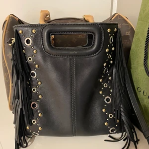 Maje väska  - Säljer min maje väska då den inte kommer till användning längre tyvärr. Den är sparsamt använd men den enda defekten är att ”maje” texten på framsidan har svagnat. Kommer inte ihåg precis vad den är köpt för men runt 2500. 