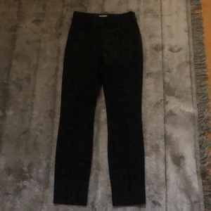 Svarta kostym byxor - Ett par fina kostym byxor for H&M aldrig använda. Ganska stretsh it matrial