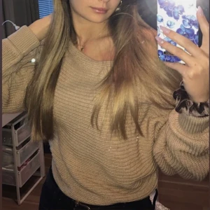 NAKD stickad tröja - Endast använd 2-3 ggr. Strl XS. Köpare betalar frakt eller hämtar i tumba