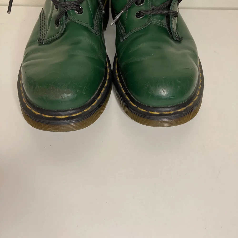 Ett par coola gröna Doktor/Doctor Martens i storlek 38. De är sparsamt använda men lite slitage i fram! Priset är diskuterbart✨. Skor.