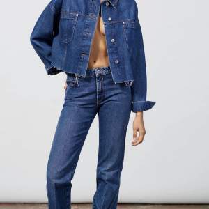 Säljer dessa jeans som är helt SLUTSÅLDA i denna storlek! 😊 Säljer pga att de är för stora på mig! Jättefina och perfekt färg och modell😍⚡️🤩 66 kr frakt men man kan välja utan spårbarhetsutredningen för 45 kr. Skriv priv för fler bilder! ✅✅KÖP DIREKT : 260 kr✅✅