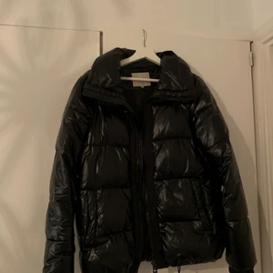 Glansig jacka - Säljer en så fin jacka i glansigt material från märket ”Selected femme”. Den är i storlek 38, men sitter fint på någon som är 34/36 också! Den är i bra skick, och sparsamt använd. Så skön att ha på vintern/hösten 🖤