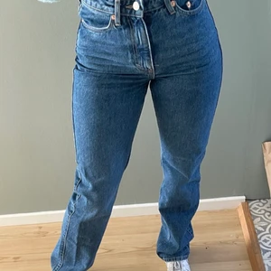Jeans - Säljer dessa jättefina jeans ifrån weekday storlek 26/32. Helt nya, säljer då jag behöver rensa bland mina jeans. Nypris 500kr Mitt pris 200kr + frakt💕