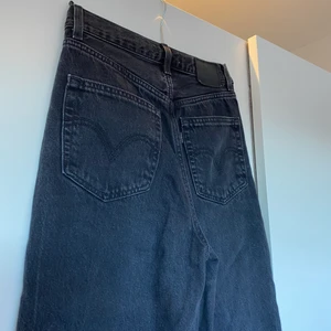 Levis high loose svart - Säljer mina svarta Levis i modellen high loose. Storlek 24. Köparen står för frakt (66kr spårbar) säljer även två par till Levis jeans i samma modell i andra färger, se min profil!