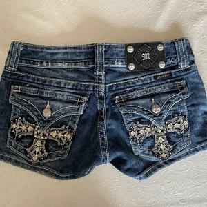 Miss Me shorts - Säljer nu mina favoritshorts från Miss Me. Sparsamt använda och dessa shorts är i mycket bra kvalité! Slitstarkt och inte en enda diamant har lossnat! Lågmidjade. Nypris 899:-🤍