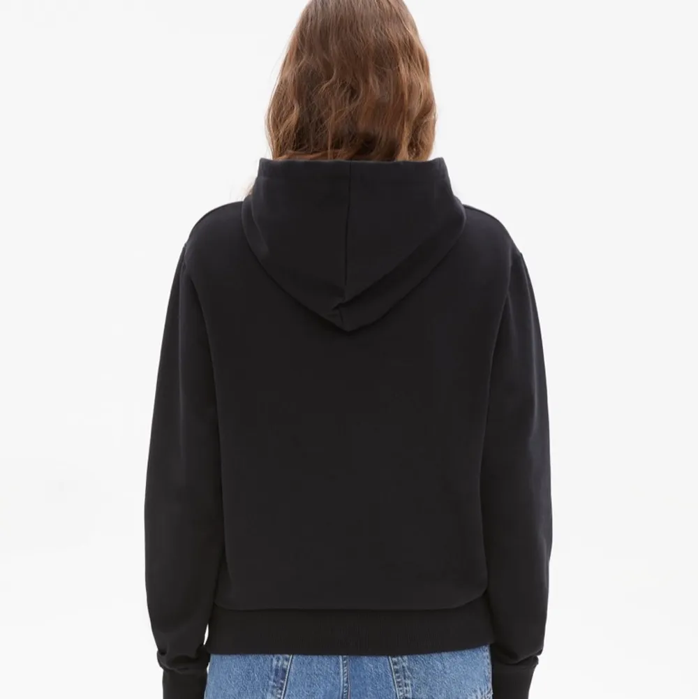 säljer min svarta Helmut Lang hoodie, för den kommer tyvärr inte till användning längre men är i nyskick, köpte den för runt 2500-3000 kr på NK i Göteborg. Skriv för diskussion kring pris eller fler bilder!☺️. Hoodies.