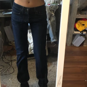 Hollister jeans - Jättefina lågmidjade jeans ifrån Hollister. Kommer ej till användning därför säljer jag dem! Säljer för 100+frakt! Passar mig som har storlek S! Skriv privat om du är intresserad eller har fler frågor💕