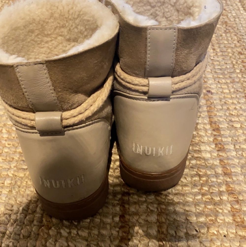Super fina inuikii skor, använda förra vintern. Frakt ingår inte. Bud från 1200 eller köp direkt för 1700:). Skor.