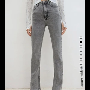 gråa zara jeans - Aldrig andvända och säljer för 200kr + frakt❤️De är långa i benen och passar mig som har 34