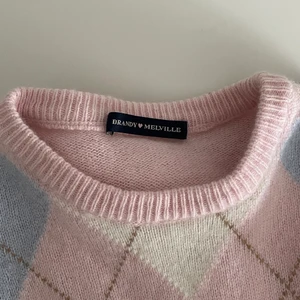 Tröja - Säljer denna fina tröja från Brandy Melville då jag inte fått så stor användning som trott av den! Köparen betalar för frakten och katt finns i hem. Lite urtvättad i tyget men fortfarande jättemjuk 💓