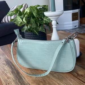 Salvia grön axelväska - Väska från Rosemunde